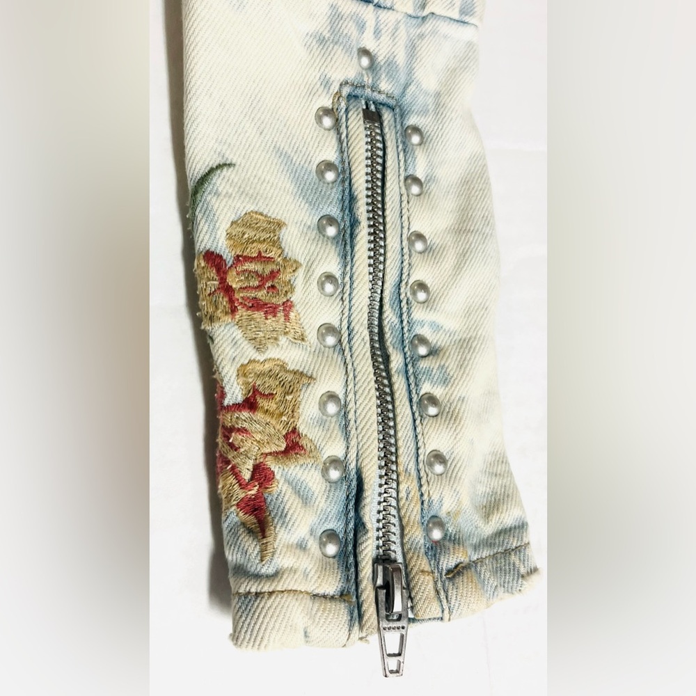 BLANK NYC WOMEN’S Unique Floral  Embroidered Jean Long Sleeve Jacket 
    SIZE M - Picture 6 of 16